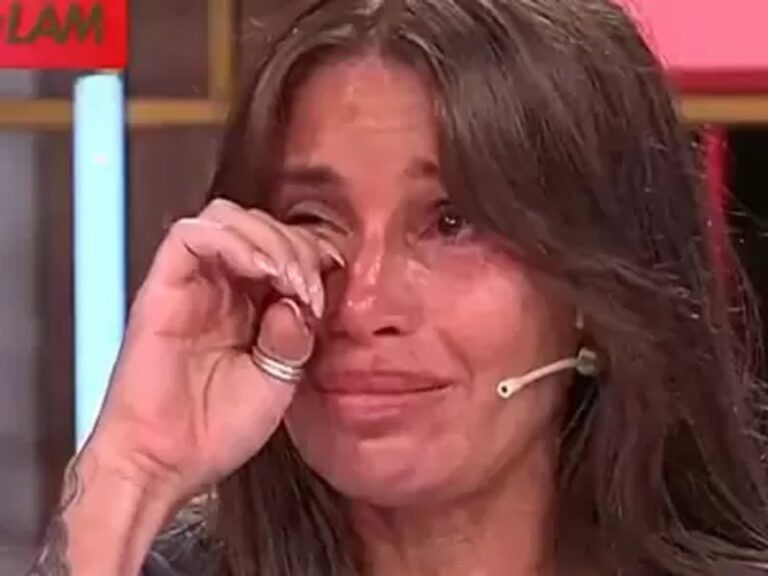 Florencia Peña frente a un micrófono