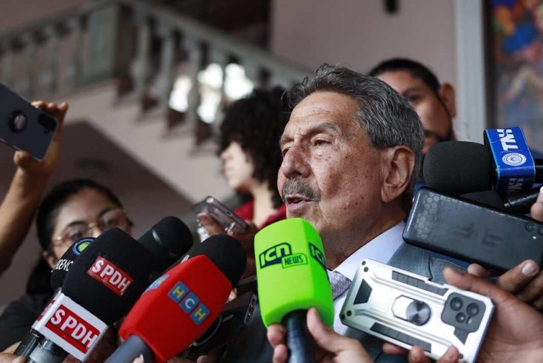 Ministro asesor de Promoción de Inversiones de Honduras, Epaminondas Marinakys, en conferencia de prensa