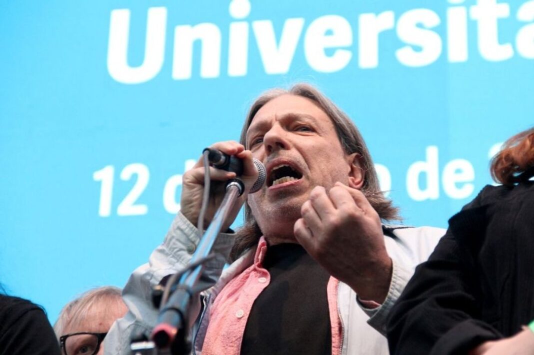 Docentes universitarios durante una jornada de paro en una universidad pública argentina
