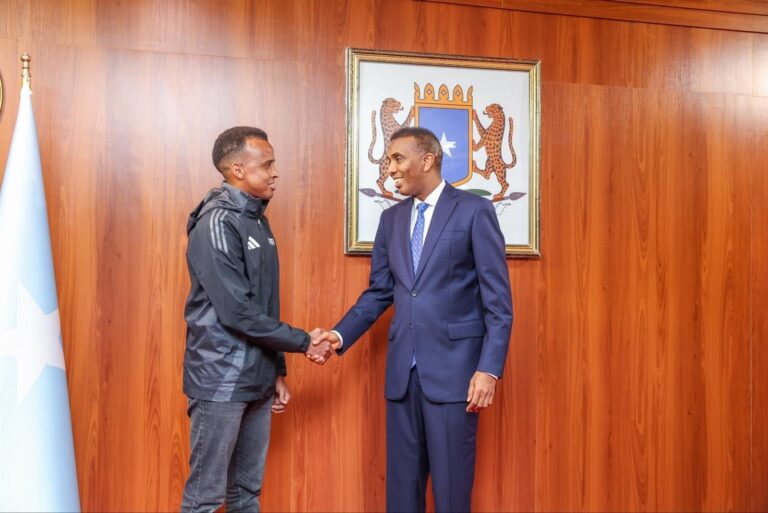 El primer ministro somalí Hamza Abdi Barre y el árbitro Omar Artan