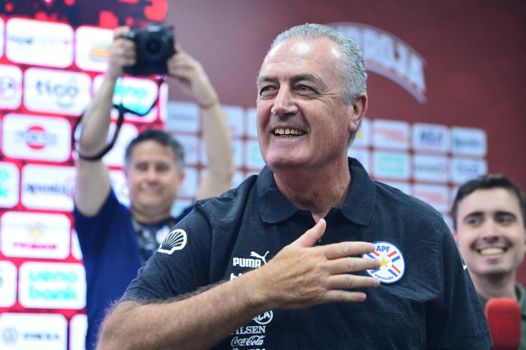 Gustavo Alfaro con la selección de Paraguay durante el anuncio de convocados