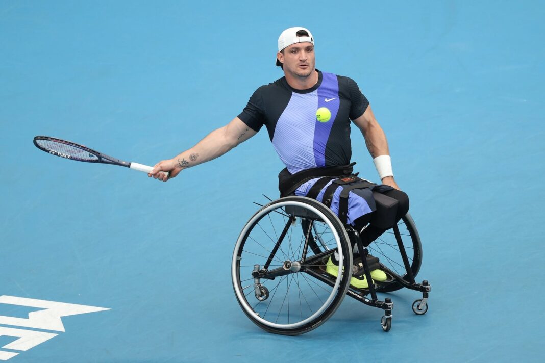 Gustavo Fernández en silla de ruedas con raqueta de tenis