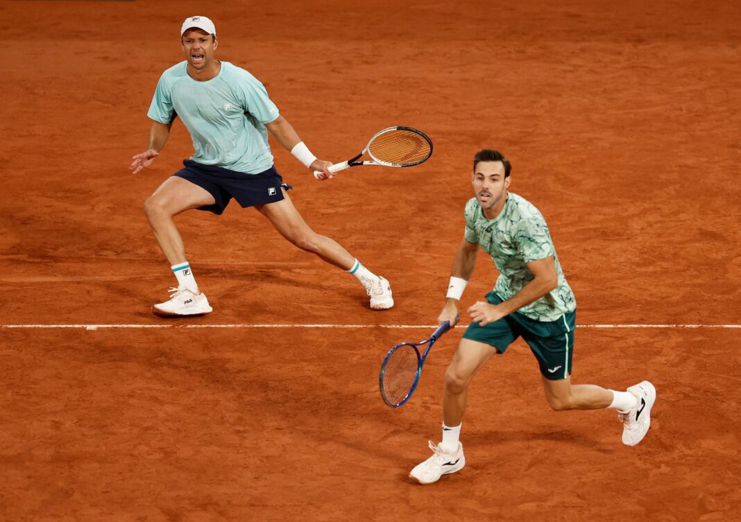 Horacio Zeballos y Marcel Granollers con el trofeo de campeones de Roland Garros 2026