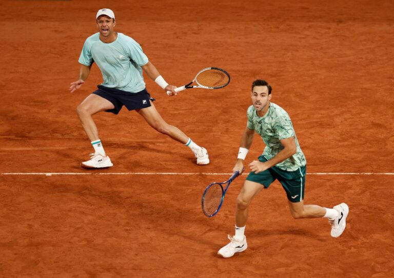 Horacio Zeballos y Marcel Granollers con el trofeo de campeones de Roland Garros 2026