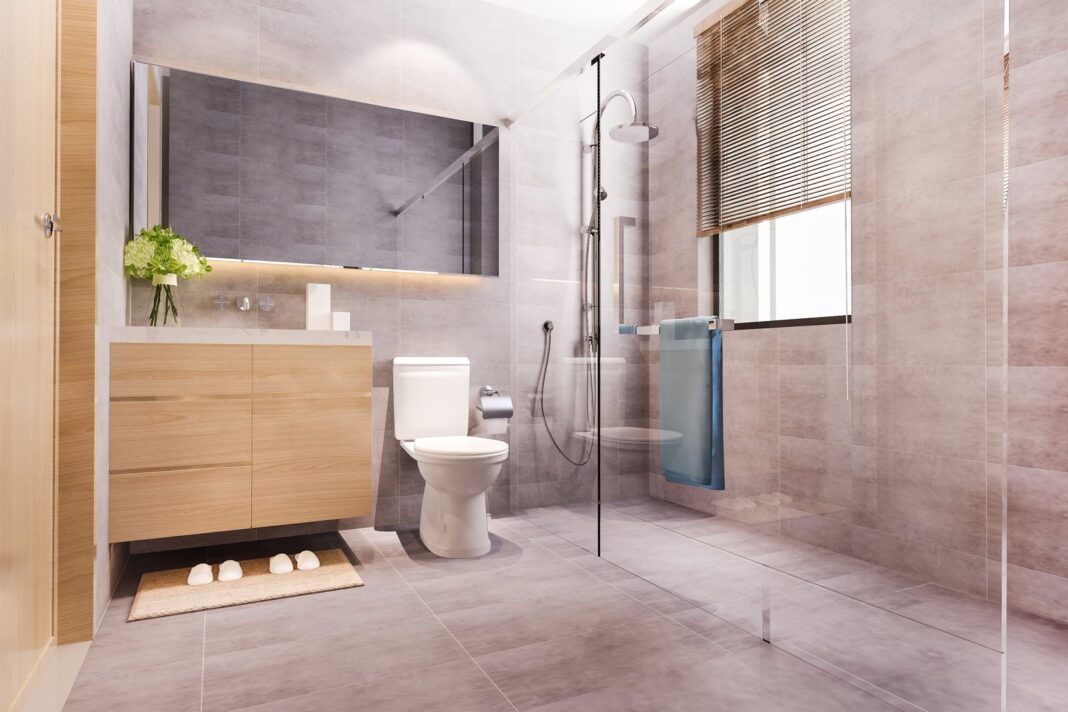 Baño moderno con plato de ducha extraplano y mampara de cristal
