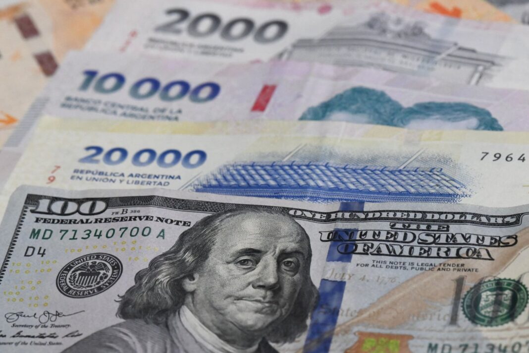 Gráfico de inversiones en pesos con billetes argentinos y monedas