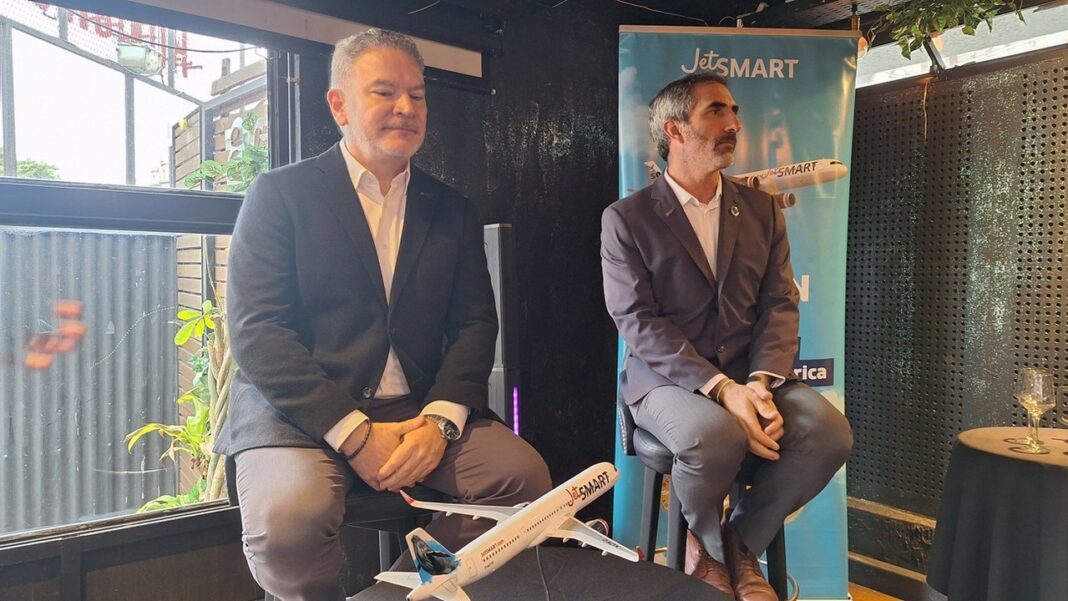 Avión de JetSMART en pista de aterrizaje