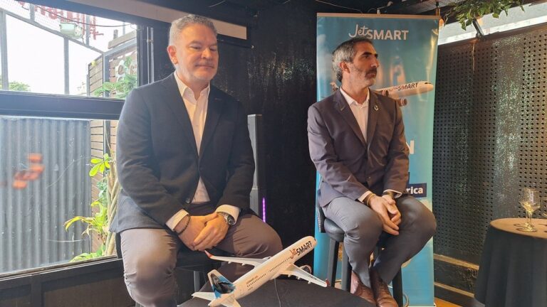 Avión de JetSMART en pista de aterrizaje