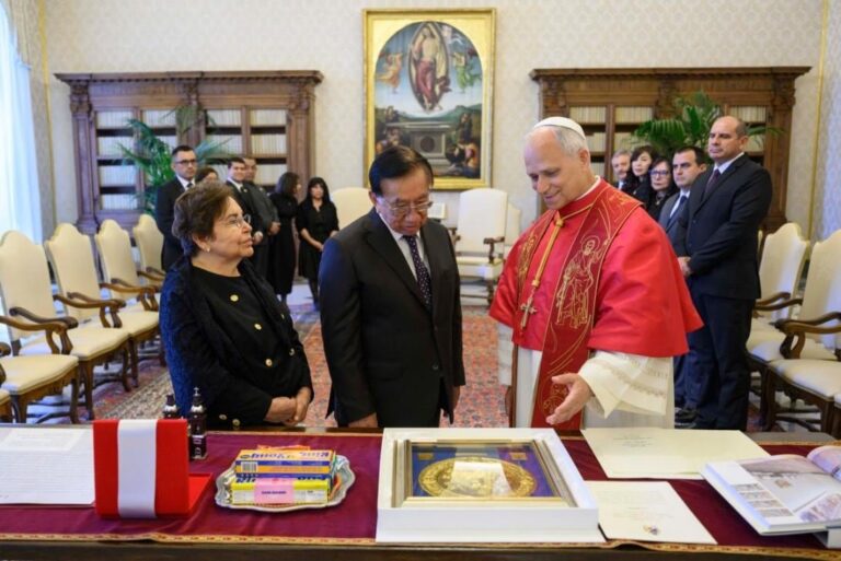 Delegación peruana en el Vaticano con el Papa León XIV