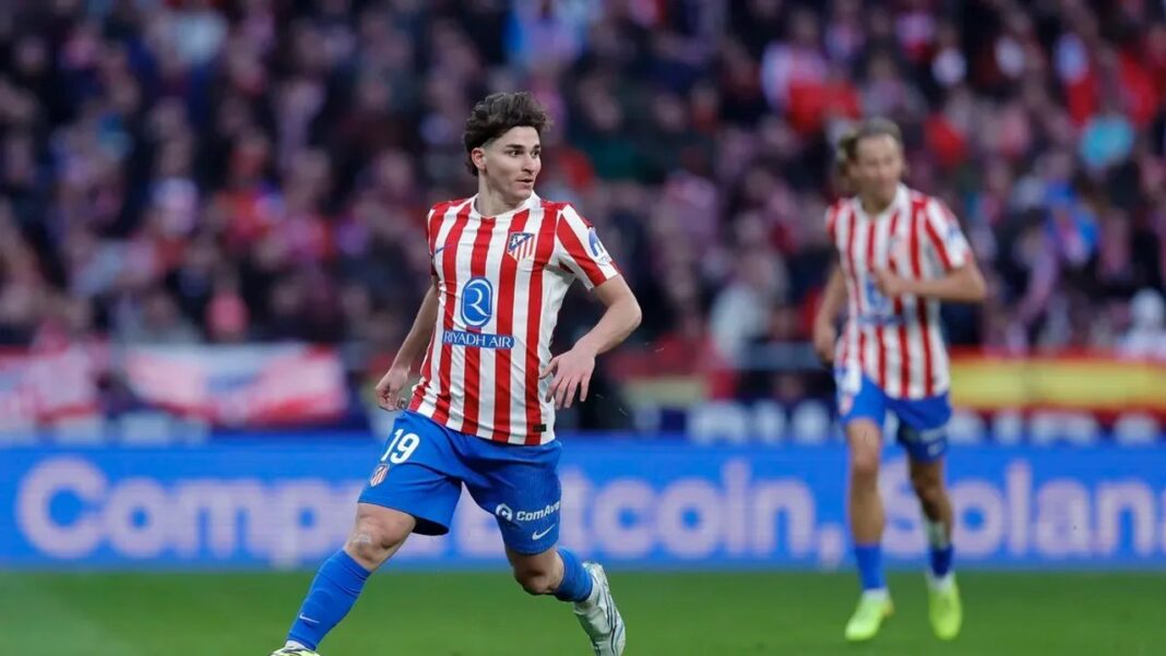 Julián Álvarez durante un partido de la selección argentina