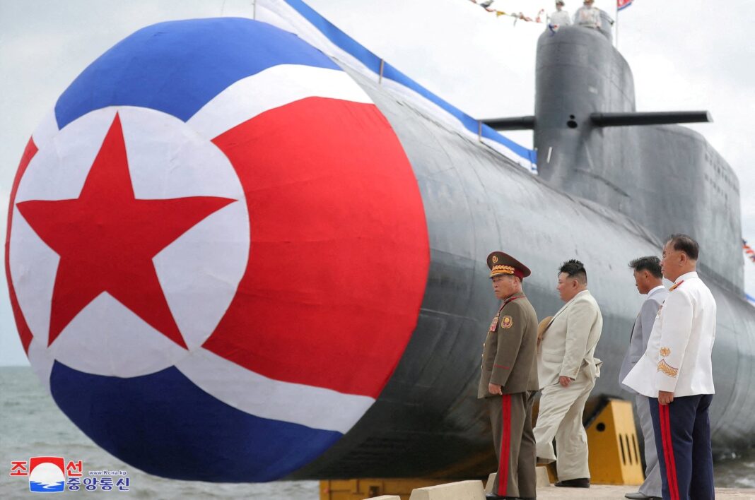 Kim Jong Un durante ceremonia de incorporación del destructor Choe Hyon en el puerto de Nampo