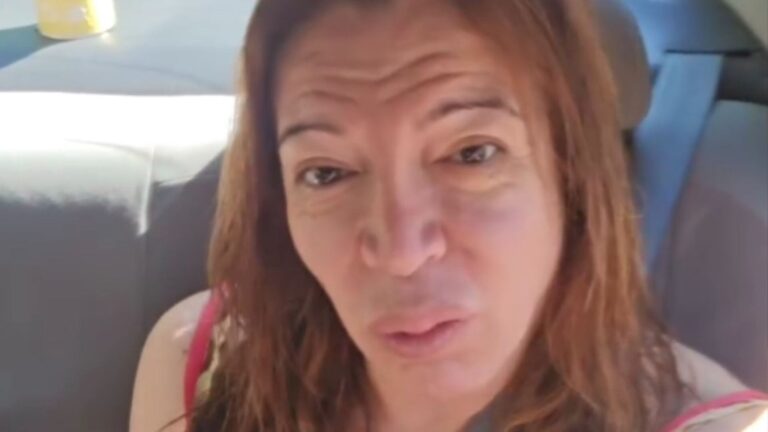 Lizy Tagliani sosteniendo una camiseta de Racing Club