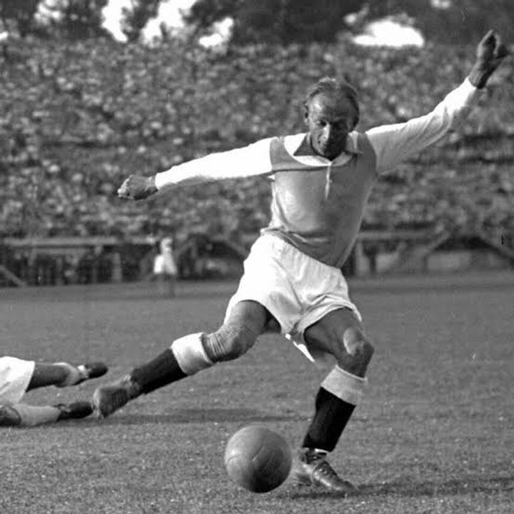 Matthias Sindelar en un partido de fútbol