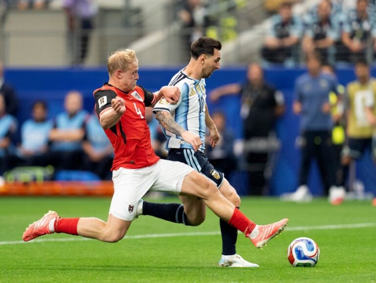 Lionel Messi celebrando un gol en el partido Argentina vs Austria