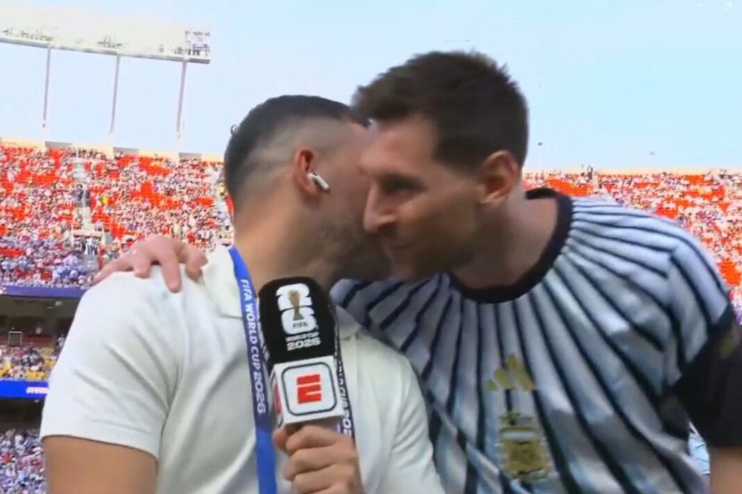 Lionel Messi saludando a Sergio Agüero durante la entrada en calor del partido Argentina vs. Argelia