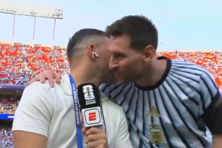 Lionel Messi saludando a Sergio Agüero durante la entrada en calor del partido Argentina vs. Argelia