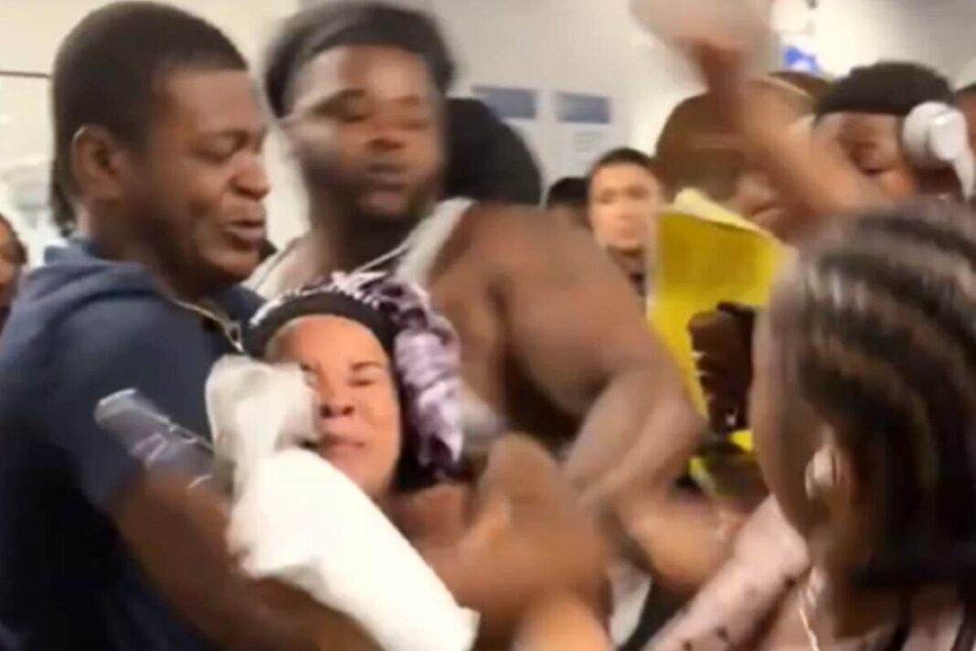 Pasajeros peleando en la terminal de Aduanas de PortMiami