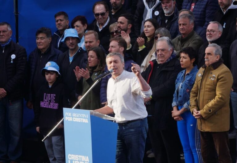 Militantes con banderas argentinas en Parque Lezama durante banderazo por la liberación de Cristina Kirchner