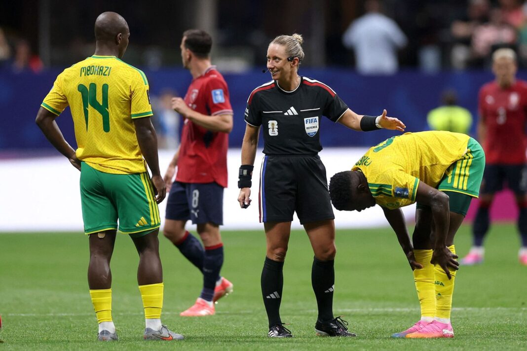 Terna arbitral femenina en el partido República Checa vs Sudáfrica del Mundial 2026