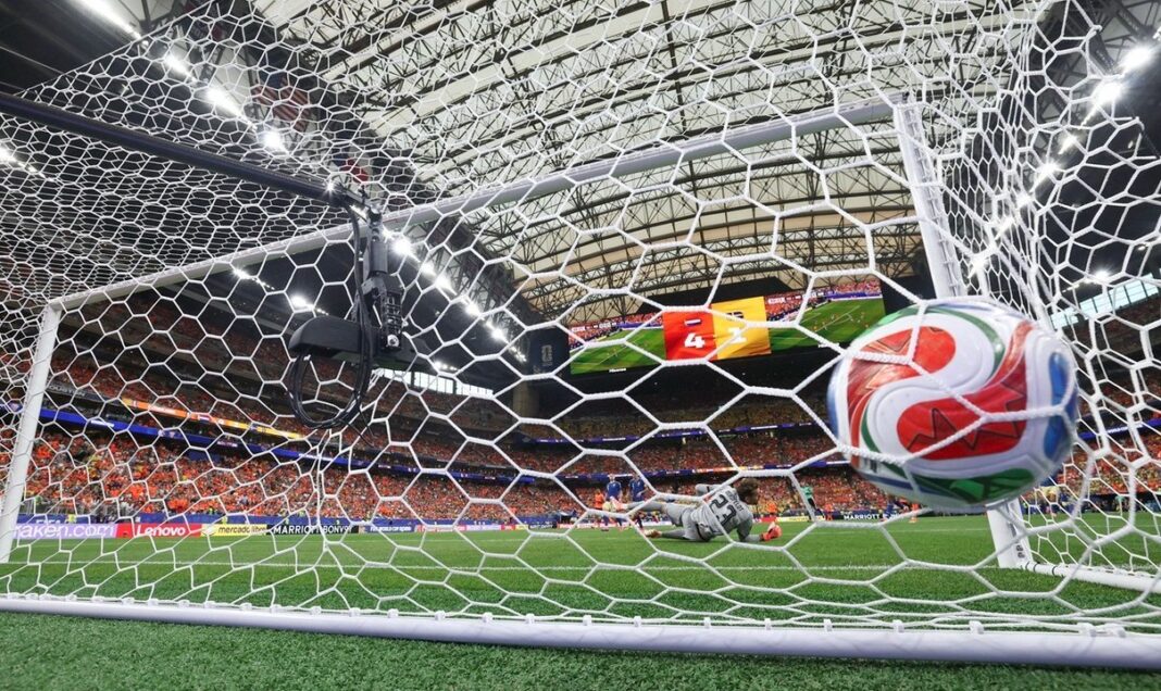 Balón del Mundial 2026 sobre el césped