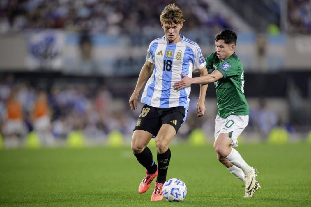 Nico Paz durante un entrenamiento de la Selección argentina