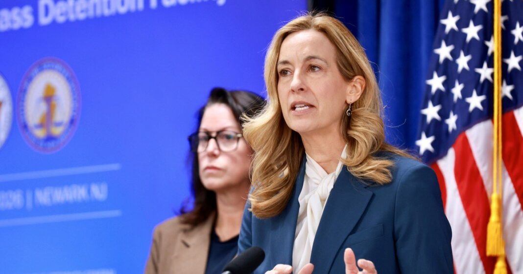 Gobernadora Mikie Sherrill firmando ley de comidas escolares en Nueva Jersey