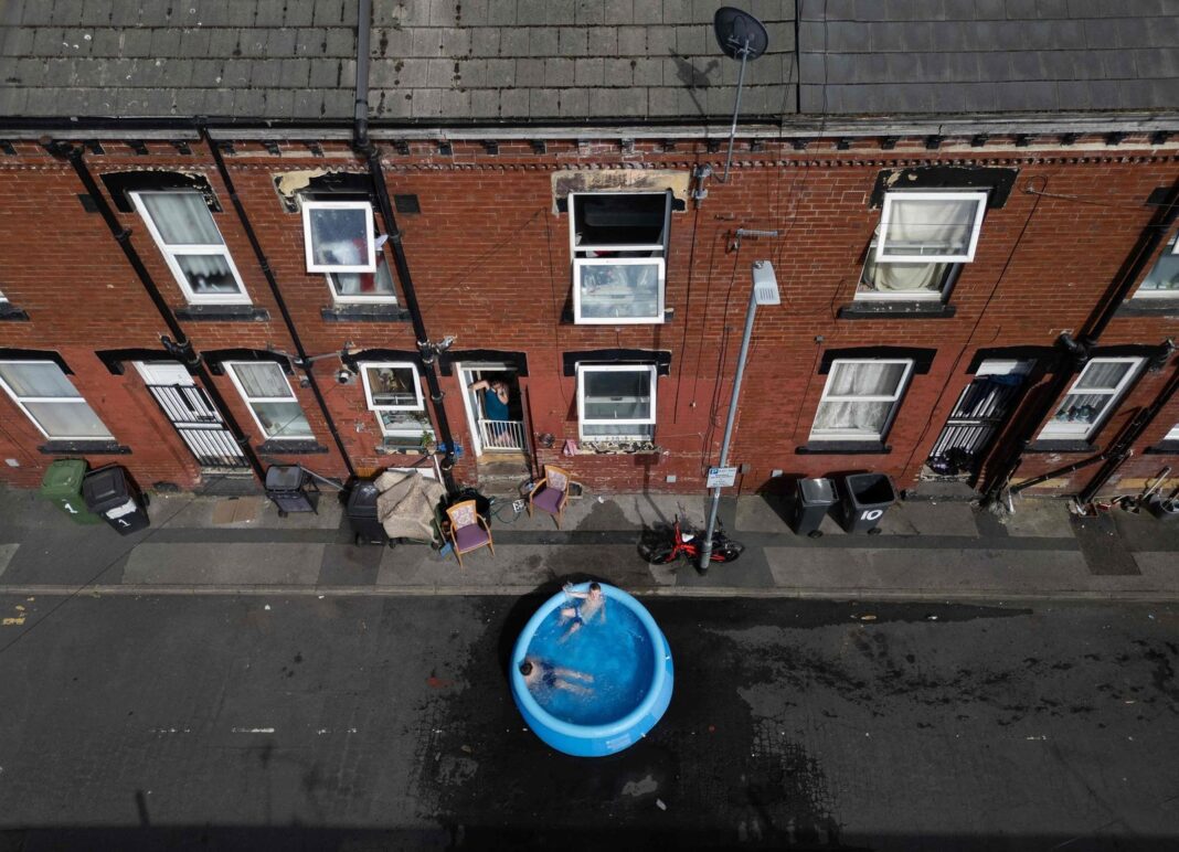 Familia instalando pileta en la calle en Leeds durante ola de calor