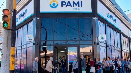 Persona mayor en una agencia de PAMI realizando un trámite de cobertura médica