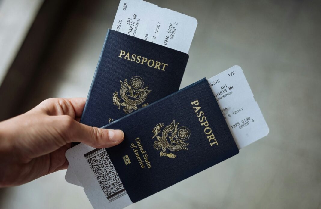 Pasaporte estadounidense sobre una superficie plana