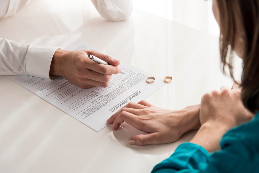Documentos legales sobre divorcio y pensión compensatoria