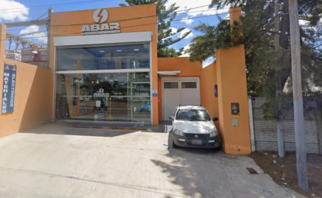Imagen del local de materiales eléctricos en La Plata afectado por el robo