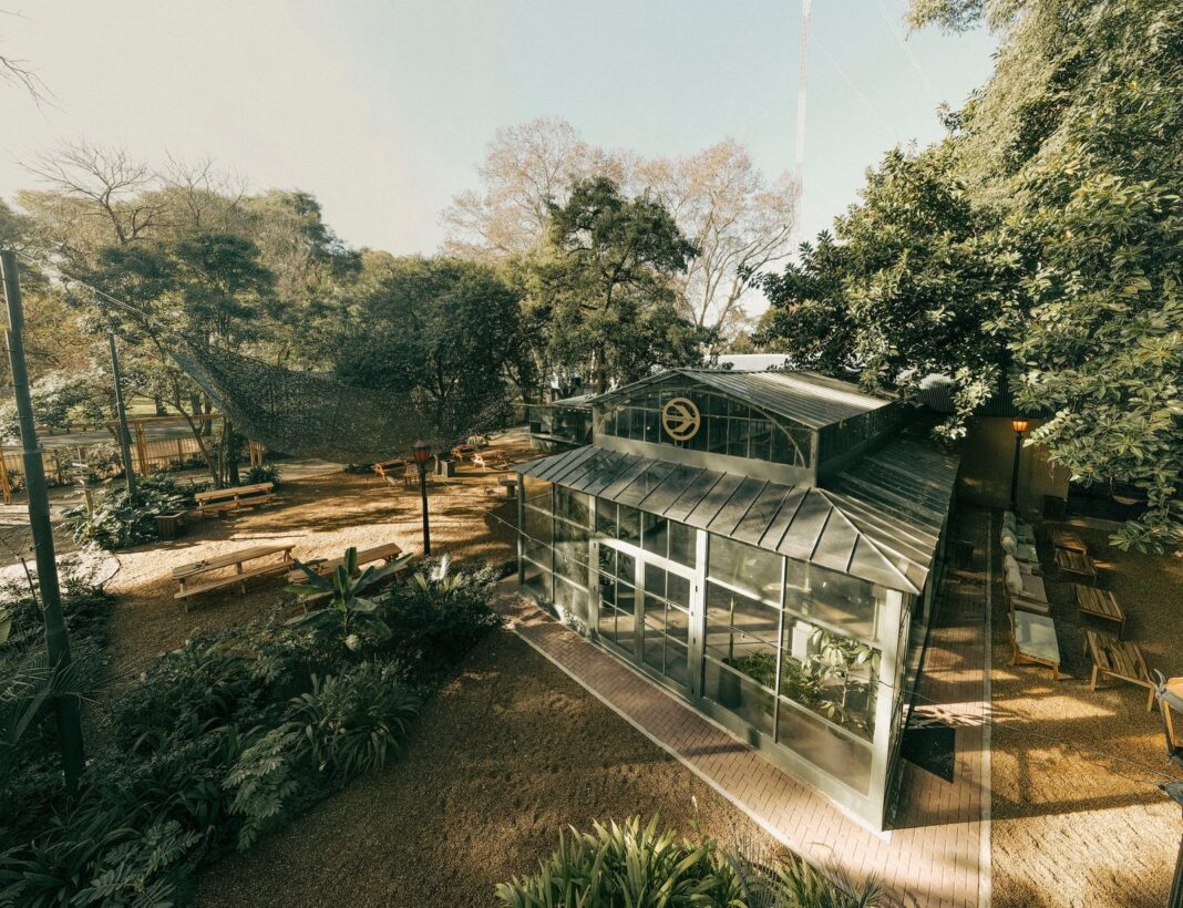 Vista del predio restaurado Casa Futuro en los bosques de Palermo, con invernadero de vidrio y áreas verdes