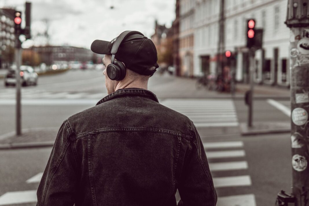 Persona escuchando música con auriculares