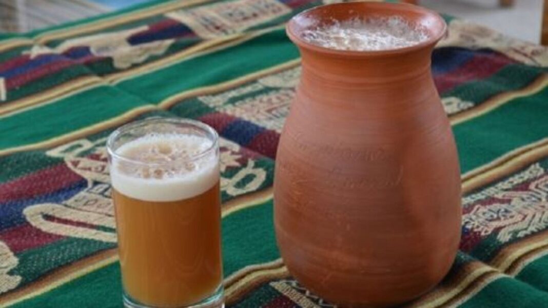 Chicha de jora servida en vaso de barro