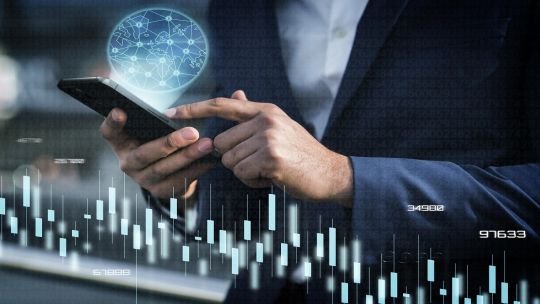 Roberto Rojas economista entrevistado sobre blockchain y contratos inteligentes