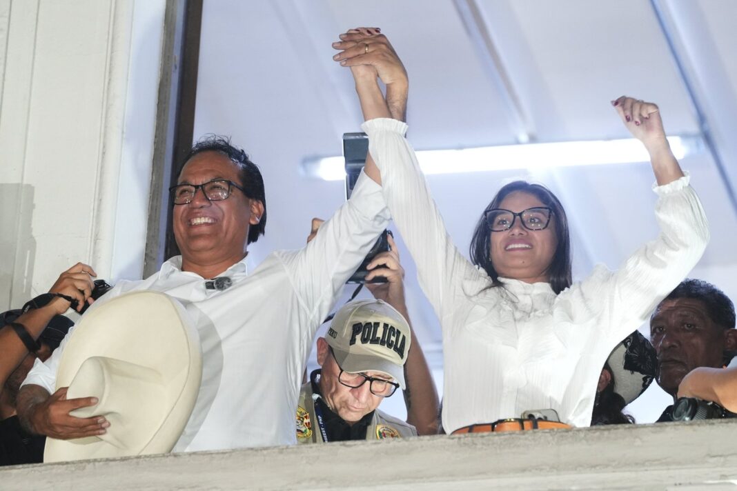 Roberto Sánchez con sombrero campesino en campaña electoral