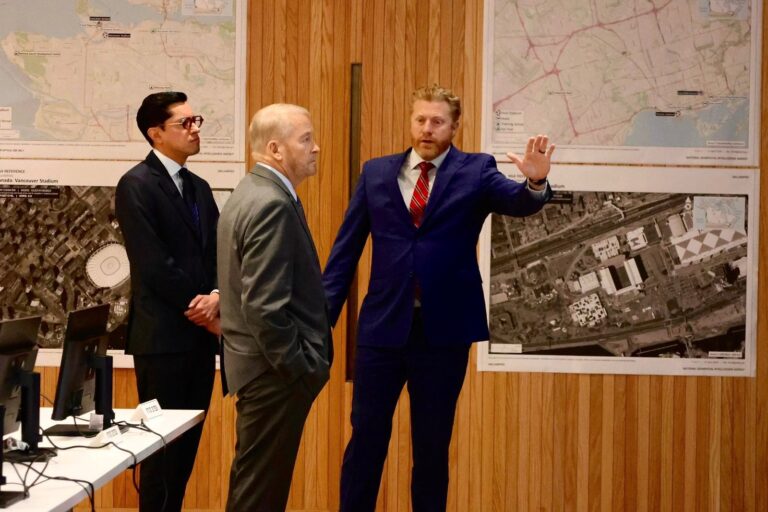 Roberto Velasco y Ronald Johnson en la Embajada de Estados Unidos en México