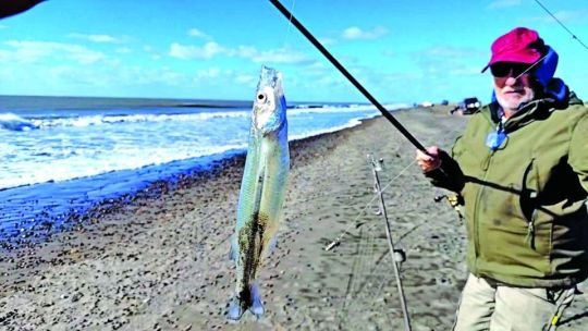 Paisaje de bahía San Blas con pescadores en la costa
