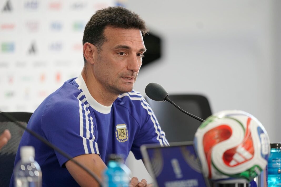 Lionel Scaloni y Enzo Fernández en conferencia de prensa en Dallas antes del partido contra Austria