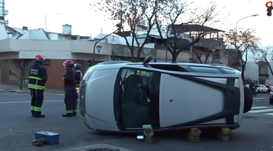 Vehículo volcado en avenida Jujuy y Cátulo Castillo, Parque Patricios
