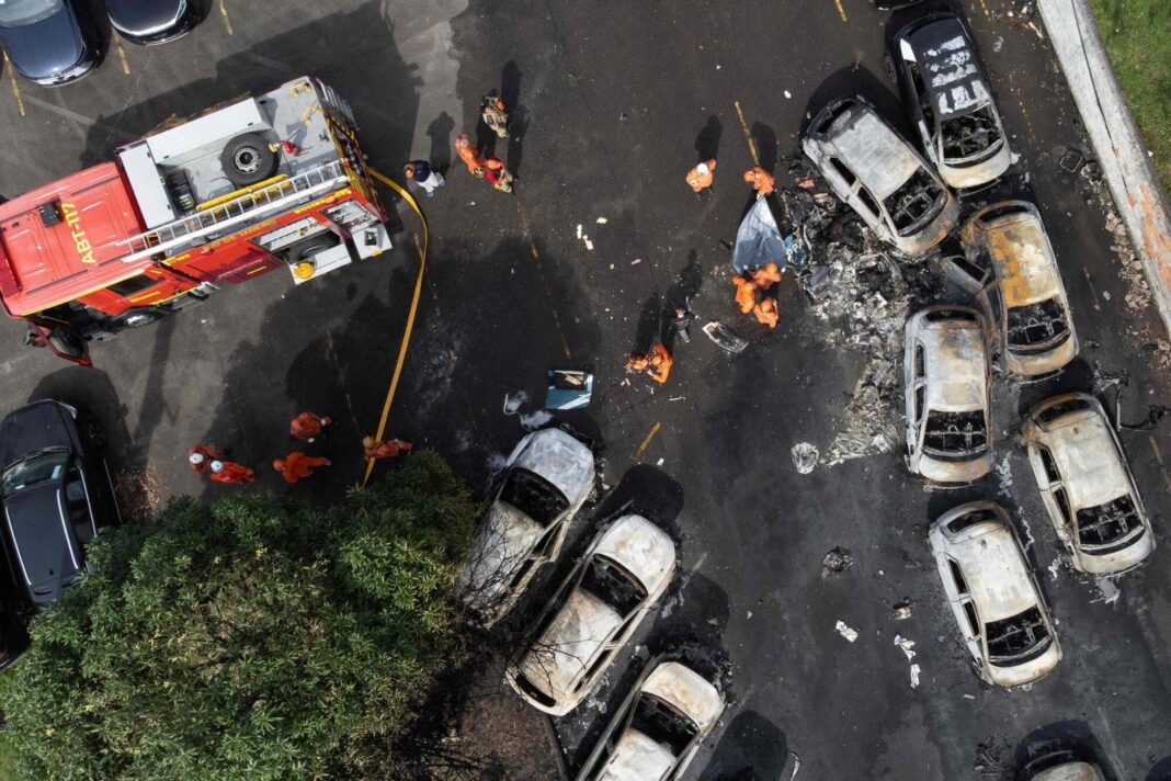 Restos de helicópteros y vehículos incendiados en el lugar del accidente en Río de Janeiro