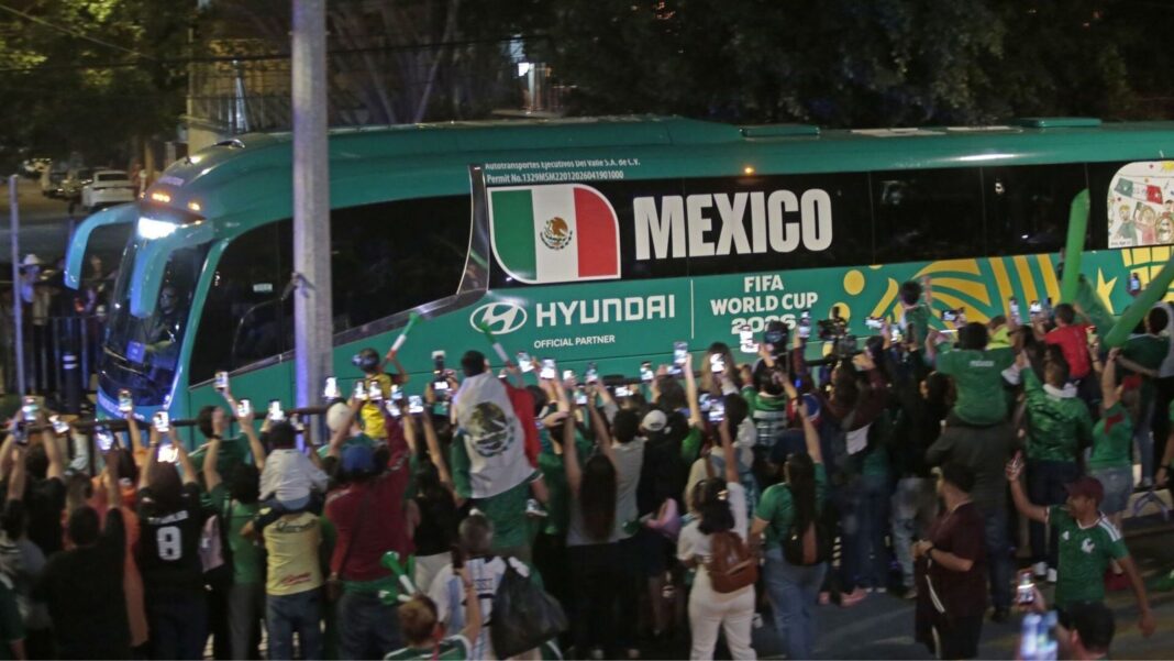 Aficionados reciben a la Selección Mexicana en Guadalajara
