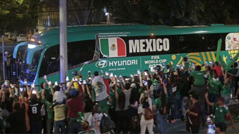 Aficionados reciben a la Selección Mexicana en Guadalajara