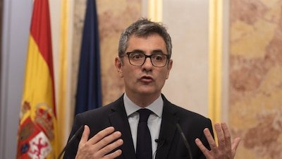 Turistas comprando en una tienda en España