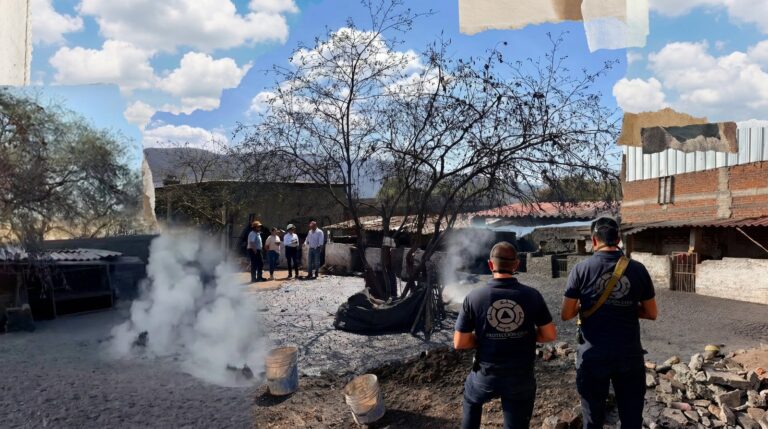 Investigadoras de la UNAM y UMSNH durante charla informativa en El Salitre, Michoacán