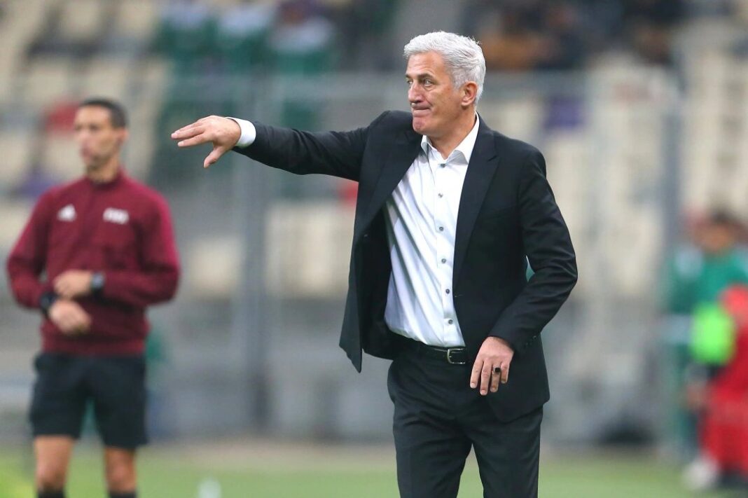 Vladimir Petković dirige un entrenamiento con la selección de Argelia