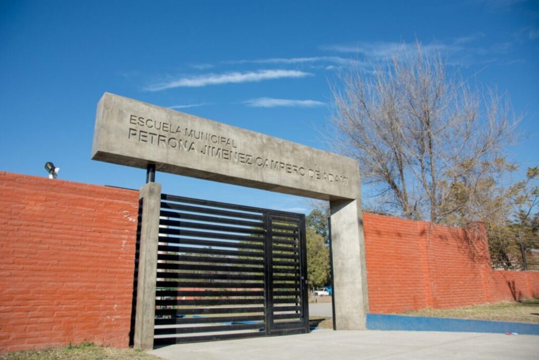 Docentes frente a la Escuela Municipal Petrona Jiménez en Yerba Buena durante el paro