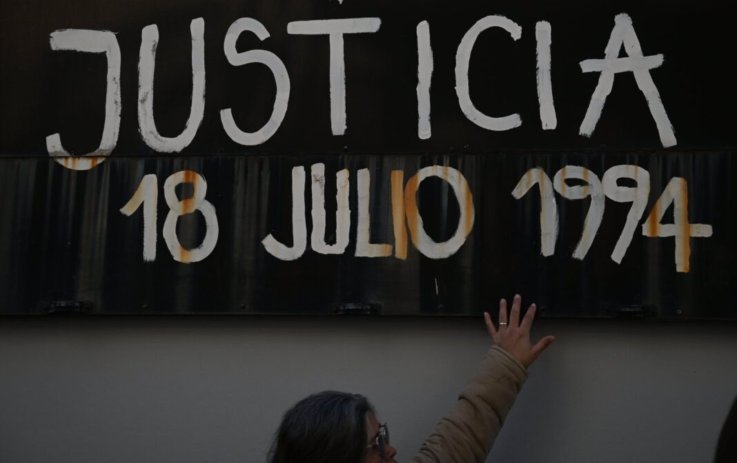 Edificio de la AMIA en Buenos Aires tras el atentado de 1994