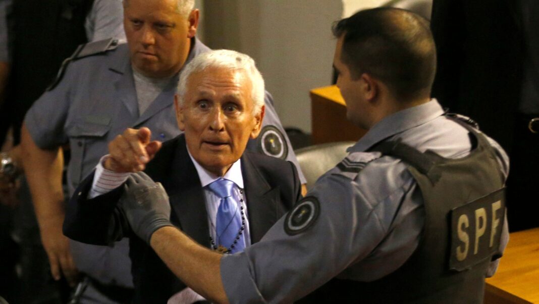 Fotografía de Miguel Etchecolatz durante una audiencia judicial