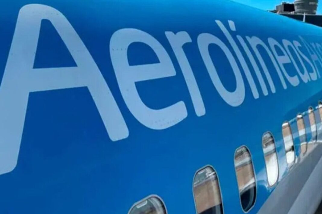 Avión de Aerolíneas Argentinas en pista de aeropuerto